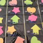 Bloc de 20 Notas Adheribles 7.6 x 5.1 cm (se envia forma al azar)