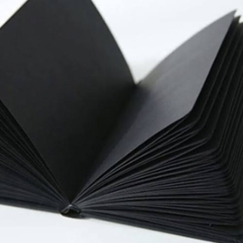 Cuaderno hojas negras y puntos blancos