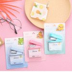 Engrapadora de colores pasteles con Grapas