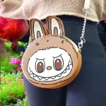 Bolsa Crossbody con Correa Tipo Cadena de Labubu