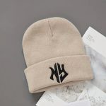 Sombrero NY Café con Letras Negras Bordadas