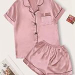 Conjunto de Short y Blusa Pijama Satín cuello de solapa y bolsillo Color Rosa