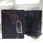 Bolsa de Regalo Chica Flor Cadena Relieve Negra Matte