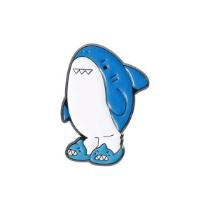 Pin Metalico Tiburon en Chanclas