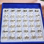 Par de Aretes Aleación de Zinc Varios Modelos en Colores Plata-Negro