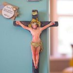 Imán de Ceramica Cristo en la Cruz 8 cm