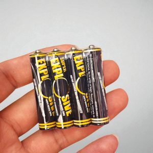 Paquete con 4 pilas AAA explosive