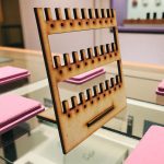 Exhibidor de Collares y Aretes en MDF