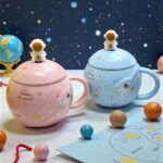 Taza de Porcelana en Forma de Luna- Astronauta con Tapa y Cuchara