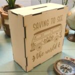 Alcancía Reto de Ahorro con Meta en MDF Saving to See The World 14.5 x 7 cm