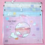Folder Tamaño Carta Plastificado con Cierre Ziploc - Colección Globos Lunas Planetas