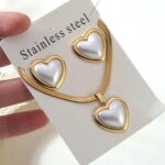 Set de Collar y Pendientes Corazón "Pearl Glow" - Acero Inoxidable Dorado