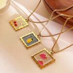 Collar "Cherry Pop" – Medallón Estilo Estampilla en Oro Acero Inoxidable