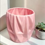 Maceta Decorativa de Porcelana "Pink Origami" - Diseño Geométrico Minimalista (14x16.5 cm)