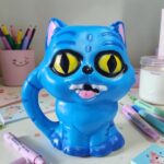 Taza de Cerámica Coleccionable "Cuervo" - Mascota de los Saiya Boys