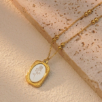 Collar Medallón de Acero Inoxidable - Diseño de Rosa Vintage con Fondo Blanco