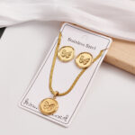 Golden Butterfly: Set de Aretes Medallón y Cadena Plana de Mariposa Acero Inoxidable  ✨🦋