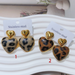 Aretes de Acero Inoxidable - Corazones Animal Print con Doble Relieve