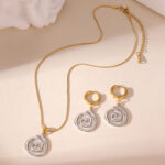 Modern Spiral: Set de Collar y Aretes de Espiral Bitono Acero Inoxidable🥈✨