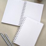 Libreta Minimalist A5 – Portada Transparente Espiral 100 Hojas de Cuadro Grande (C7)