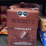 Bolsa Crossbody "Leche Hershey's" - Diseño Pop Art 3D con Cadena