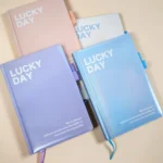 Cuaderno Lucky Day 80 Hojas – Diseño Degradado Colores Pastel con Porta Bolígrafo