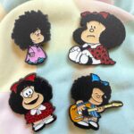 ✨ Pin de Acrílico Mafalda: Sabiduría y Rebeldía en tu Outfit ✨