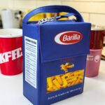 Bolso Crossbody Estilo Caja de Pasta Barilla - Diseño Creativo 3D con Cadena