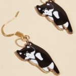 Aretes Kawaii de Gatito Estirado – Diseño de Gato Tuxedo en Blanco y Negro