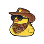 Pin Metálico Patito Vaquero – Diseño Kawaii con Sombrero (Aesthetic)