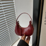 Mini Hobo Bag – Bolso de Mano Retro en Rojo Cereza