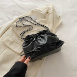 Bolso "Dark Coquette" – Diseño de Lazos en Piel Sintética con Cadena