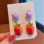Aretes de Clip con Corazón Lila y Dije de Rabanito Kawaii