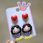 Aretes de Clip "Princesa del Bosque" Blanca Nieves con Corazón Rojo