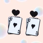 Aretes "Lucky in Love" – As y K de Corazones con Broche de Corazón Negro