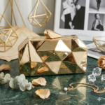 Clutch Geométrico "Golden Diamond" – Bolso de Gala con Acabado Espejo