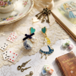 Aretes Asimétricos Alicia en el País de las Maravillas – Edición "Tea Party"