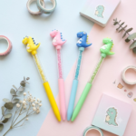 ✨ Pluma de Dinosaurio con Cristales de Colores - Estilo Kawaii (Por Pieza) ✨