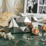 Clutch "Silver Prism" – Bolso de Gala Geométrico con Acabado Espejo