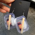 Aretes Kawaii de Sushi en Charola – Miniatura Realista con Palillos