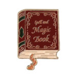 Pin Metálico "Libro de Hechizos y Magia" - Accesorio Temático