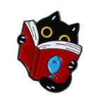 Pin Metálico De Gatito Leyendo Libro Aesthetic Kawaii Lector Curioso