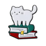 Pin Metálico De Gatito Con Libros Accesorio Anime Kawaii Aesthetic