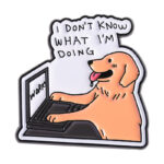Pin Metálico Perrito Home Office Frase I Don't Know What I'm Doing - Broche Meme Oficina