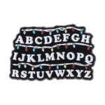 Pin Metálico Stranger Things Abecedario - Broche Luces Navideñas Serie Tv