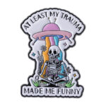 Pin Metálico Esqueleto Frase Trauma Made Me Funny - Broche Ovni Psicodélico