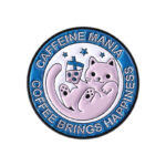 Pin Metálico Gato Café Frase Caffeine Mania Broche Kawaii