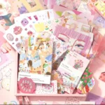 Set de Scrapbooking y Journaling Estético Caja Rosa "Chill Moment" (Stickers, Notas y Washi Tapes)