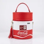 El accesorio más icónico! Bolso Cilíndrico diseño Coca-Cola 🥤✨
